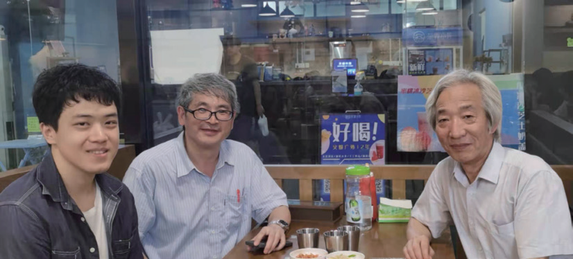 王琢院长和广外硕士生导师丁国旗教授(中)、广外硕士生(华商williamhill威廉希尔20届毕业生)徐磊(左)